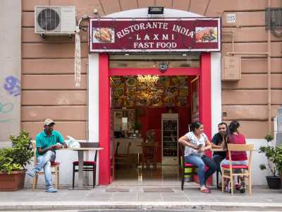 ...e dopo un piccolo ristorante indiano con la porta rossa e i pittoreschi tavoli affacciati sulla strada